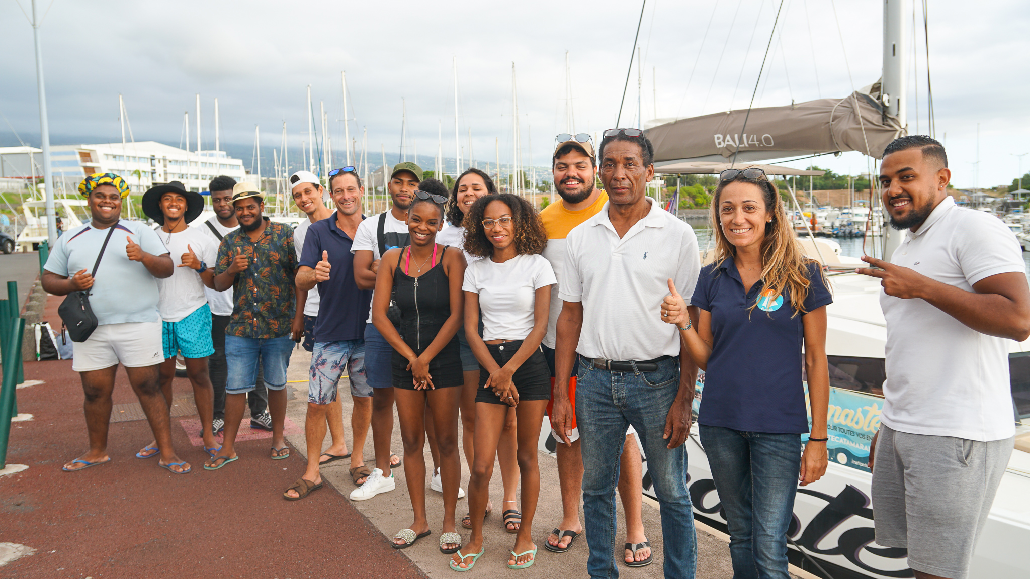 L'équipe du Namaste Catamaran en compagnie des apprenants du CFA CREE